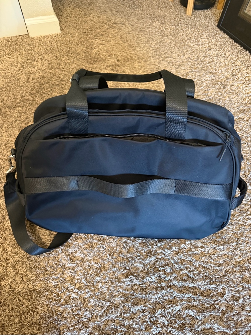 Lululemon Black Shoulder Duffel Bag - Picture 2 of 3
